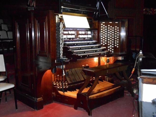 Photo shows the console of the historic Kimball pipe organ of Scottish Rite Cathedral, Saint Louis, Missouri [ See menu bar, Photo Album I }.
This is an 
