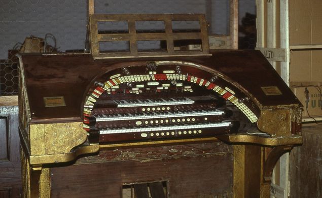 Certain 3- manual theatre pipe organs, notably the Wurlitzer Style 35 (photo) of 13 ranks, and the slightly larger Style 6 of 15 ranks, were constructed with an undersized Solo (top) manual.
This short Solo manual had a compass of only 3 octaves (tenor C to c3, 37 notes), and its stop tablets were situated near the center of the curved bolster of stop tablets between those of the Great and Accompaniment.
This is an extremely rare species of theatre pipe organ supplied with 2 & 3/5ths manuals; Wurlitzer produced theatre pipe organs in a great many styles, and its production exceeded that of any other manufacturer, but only 2 of the Style 6, and only 6 of the Style 35 Wurlitzers, were ever built.